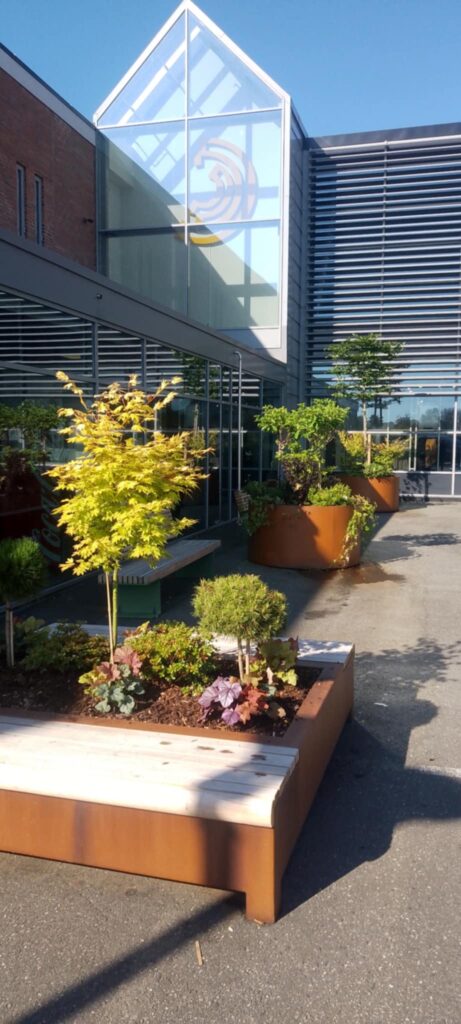 Plantekasser og benker Amfi Moa